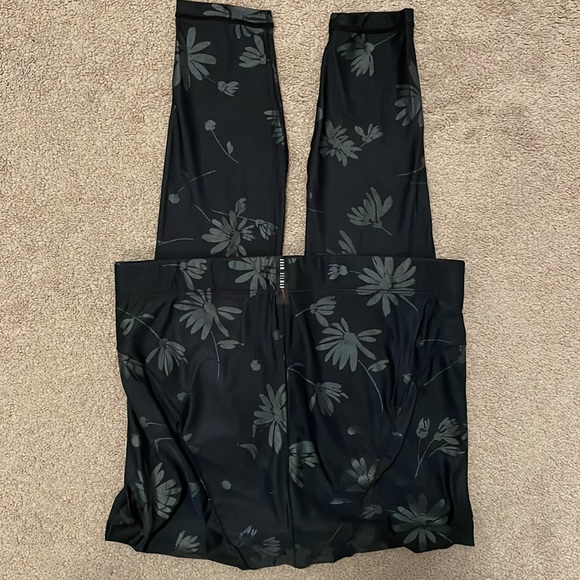 NWOT Adam Selman Sport Black French Cut Sheer Daisy Print Leggings - Picture 4 of 11